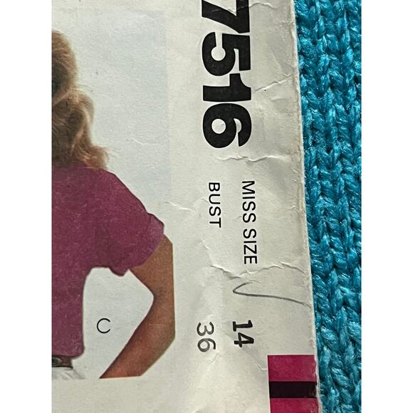 McCalls 7516 Sewing pattern top tshirt Scoop V neck size 14 - Picture 2 of 7